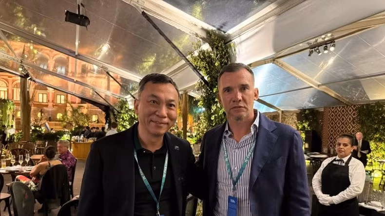 El presidente de la VFF, Tran Quoc Tuan (izquierda), y el presidente de la Federación de Fútbol de Ucrania, la ex estrella del fútbol Andrei Shevchenko.