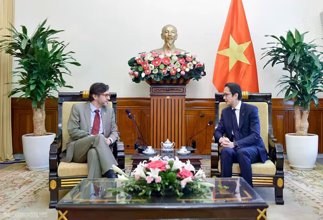 En el encuentro entre ambos funcionarios (Foto: baoquocte.vn)