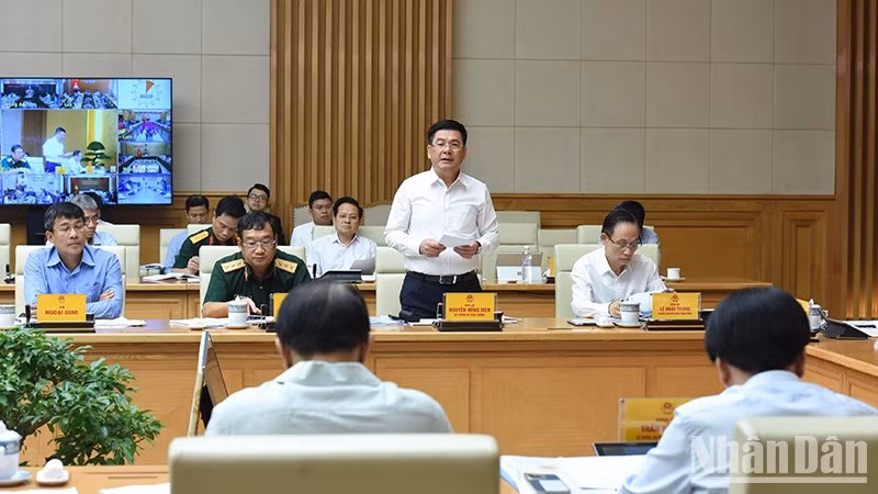 El ministro de Industria y Comercio, Nguyen Hong Dien, interviene en el acto.