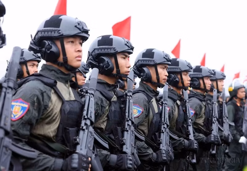 Funcionarios y soldados de la Policía Móvil participaron en el ensayo para el acto de conmemoración del 50 aniversario del tradicional día de la Fuerza Móvil de la Policía (15 de abril de 1974).