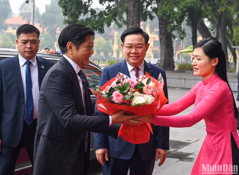 El personal de la Oficina Parlamentaria entrega flores al presidente filipino.