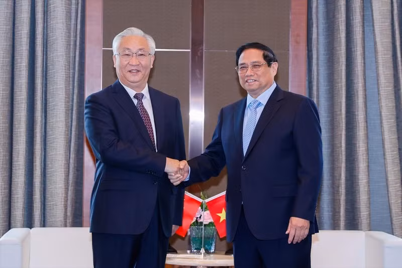 El primer ministro vietnamita, Pham Minh Chinh, y el viceprimer ministro chino, Zhang Guoqing. (Foto: VNA)