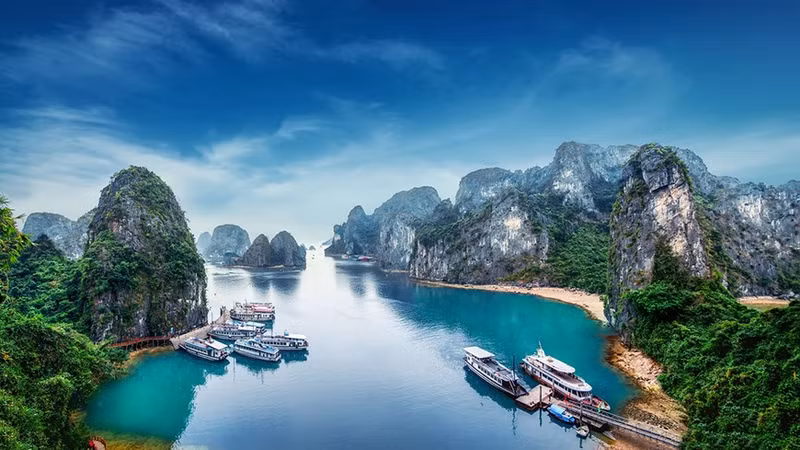 Ubicada en el este de la isla de Cat Ba en la ciudad portuaria de Hai Phong, la Bahía de Lan Ha solía compararse como "un paraíso olvidado".
