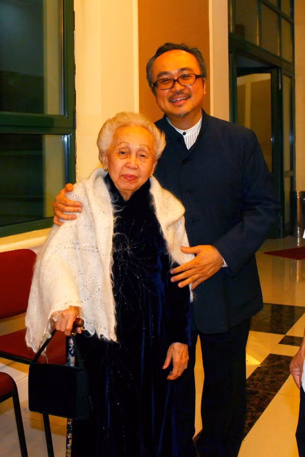 La Maestra y Artista del Pueblo Thai Thi Lien y el Artista del Pueblo, Dang Thai Son (Fotografía: Periódico Tuoi Tre)