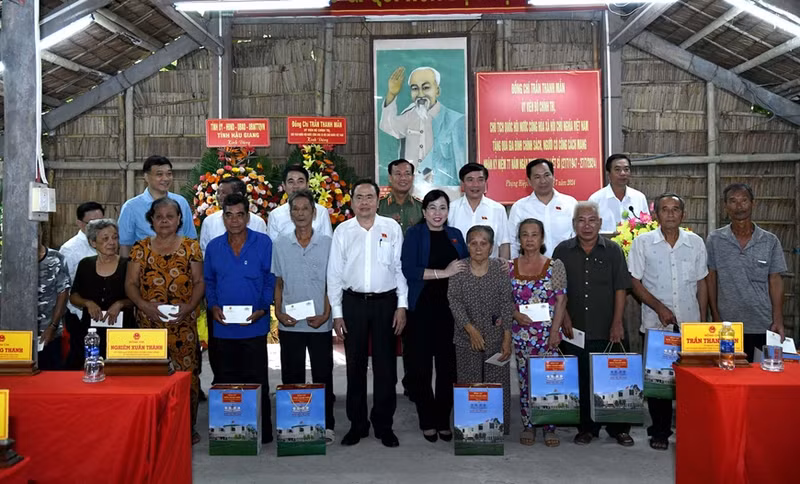 El presidente de la Asamblea Nacional de Vietnam, Tran Thanh Man, junto con las familias beneficiarias de políticas sociales y personas con servicios meritorios en la provincia sureña de Hau Giang. (Foto: qdnd.vn)