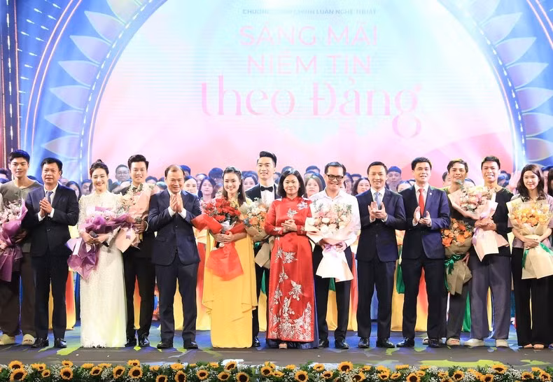 La vicesecretaria permanente del Comité del Partido Comunista de Vietnam en Hanói, Nguyen Thi Tuyen, y los delegados.