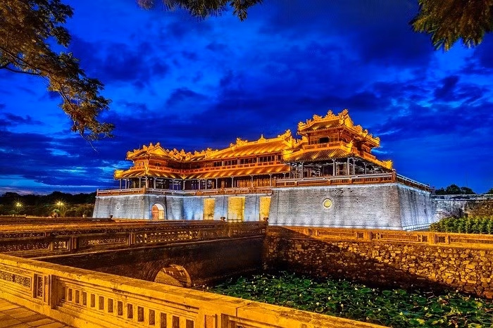 Ciudadela antigua en la noche: Experimente una noche mágica y reluciente. Ciudadela antigua en la noche: Experimente una noche mágica y reluciente.