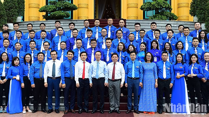 El presidente de Vietnam, Vo Van Thuong, y los delegados (Foto: Nhan Dan)