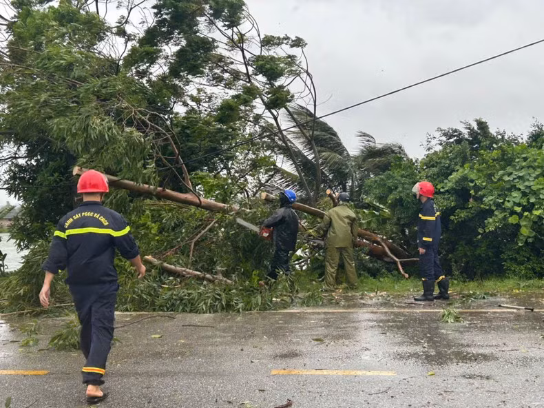 La policía de Quang Ninh participa en la superación de las consecuencias de la tormenta Yagi. (Foto: Quang Tho)