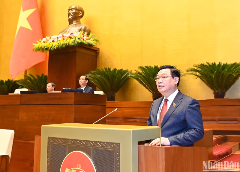 El titular del Parlamento, Vuong Dinh Hue, pronuncia el discurso de apertura.