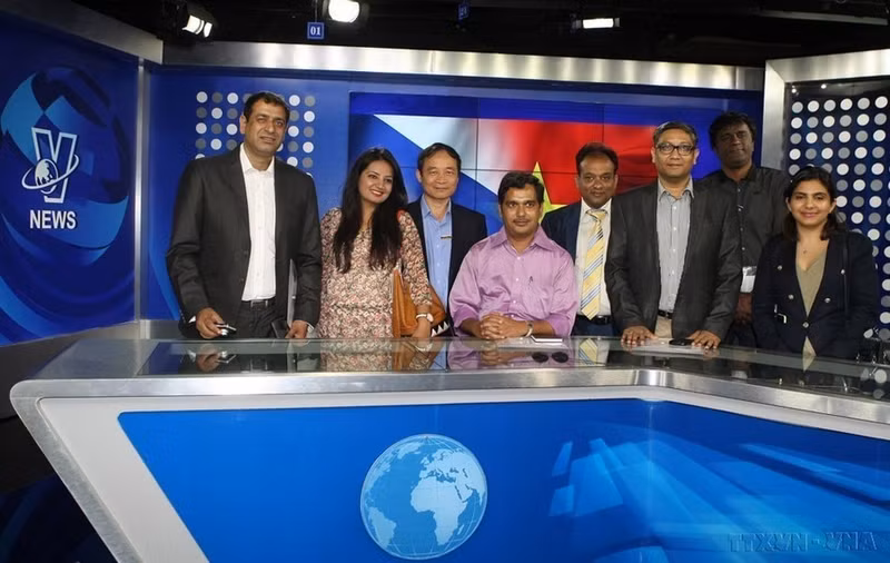 Le Duy Truyen, entonces subdirector general de la Agencia Vietnamita de Noticias, y Chand Manish, entonces editor jefe del periódico indio The IndiaWrites, visitaron el 21 de abril de 2015 el estudio de televisión de VNA.
