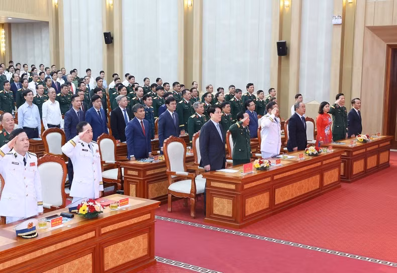 El presidente vietnamita, Luong Cuong, y los delegados realizan ceremonia de izamiento de bandera. El presidente vietnamita, Luong Cuong, y los delegados realizan ceremonia de izamiento de bandera.