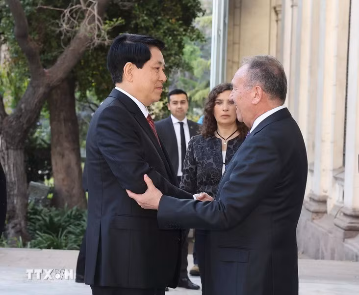 El presidente del Senado chileno, José García Ruminot, recibe al presidente vietnamita, Luong Cuong.