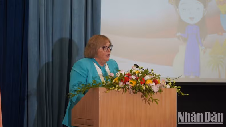 Irina Kraeva, rectora de la Universidad Estatal de Lingüística de Moscú, habla sobre la enseñanza del idioma vietnamita en el centro educativo. (Foto: Xuan Hung)