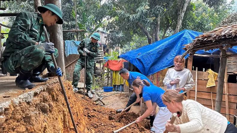 La organización juvenil, la Unión de Mujeres y la Asociación de Agricultores de la aldea de Tan Huong inician la construcción de una casa de caridad para la familia de Vi Cong Oanh, una familia monoparental sin recursos. La organización juvenil, la Unión de Mujeres y la Asociación de Agricultores de la aldea de Tan Huong inician la construcción de una casa de caridad para la familia de Vi Cong Oanh, una familia monoparental sin recursos.