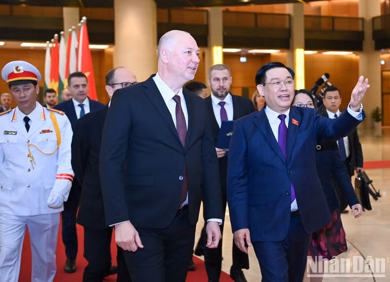 El presidente de la AN vietnamita, Vuong Dinh Hue, y su homólogo búlgaro, Rossen Dimitrov Jeliazkov.