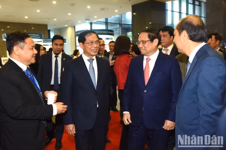 Minh Chinh y los delegados participantes en el acto.