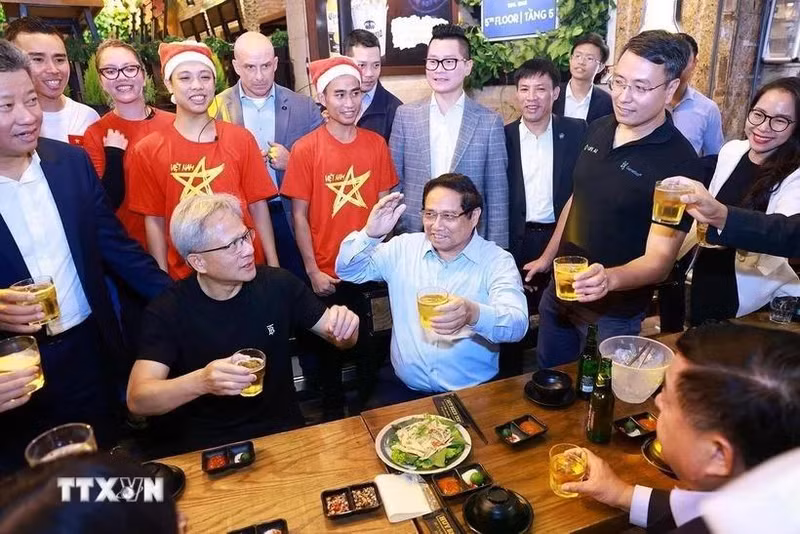 El primer ministro de Vietnam, Pham Minh Chinh, y el director ejecutivo de NVIDIA, Jensen Huang, disfrutan de la comida callejera de Hanói el 5 de diciembre de 2024. (Foto: VNA)