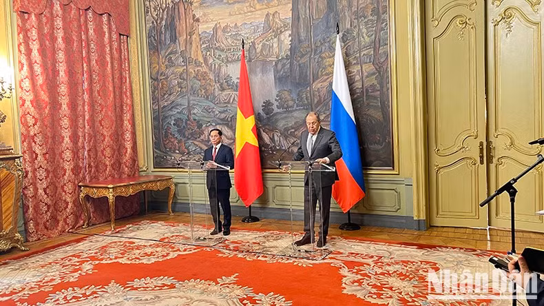 El viceprimer ministro y ministro de Relaciones Exteriores de Vietnam, Bui Thanh Son (izquierda) y el canciller ruso, Sergey Lavrov en la conferencia de prensa (Foto: Nhan Dan)