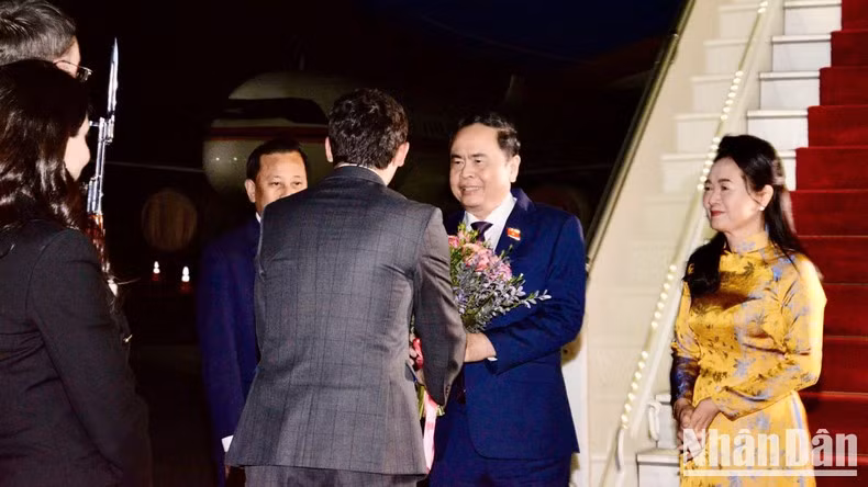 La ceremonia de bienvenida al presidente de la Asamblea Nacional, Tran Thanh Man, y a su esposa en el aeropuerto internacional Zvartnots en Armenia. (Foto: Nhan Dan)