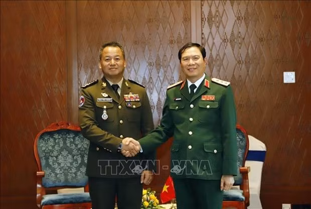 El jefe del Estado Mayor General del EPV y viceministro de Defensa de Vietnam, coronel general Nguyen Tan Cuong (derecha), saluda al viceprimer ministro y titular de Defensa de Camboya, general Tea Siha. (Foto: VNA)