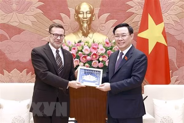 Presidente de la Asamblea Nacional, Vuong Dinh Hue, entrega regalos al embajador Andrew Goledzinowski (Fotografía: VNA)