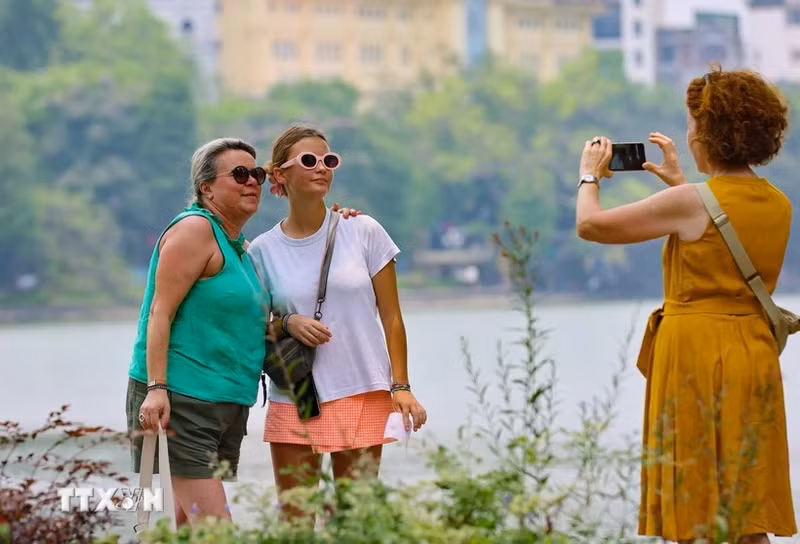 Turistas extranjeros en Hanói. (Fuente:VNA)