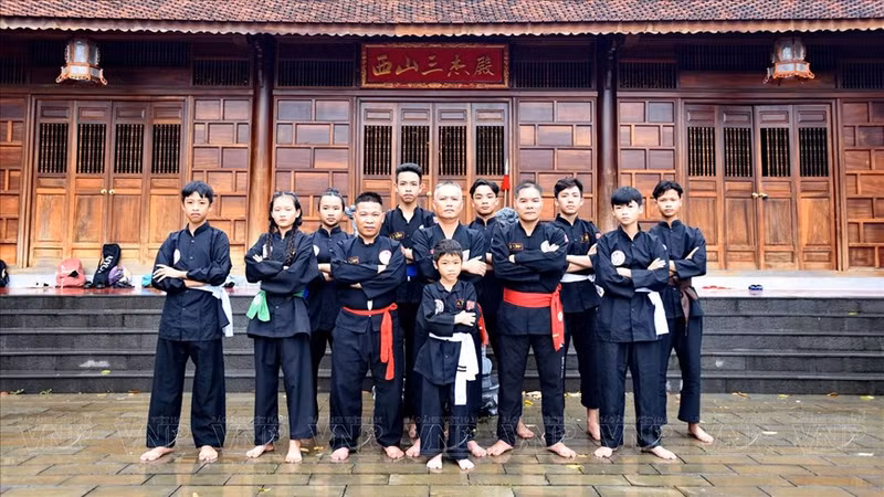 Bach Long es una de las artes marciales tradicionales que hereda la quintaesencia del linaje de artes marciales Tay Son de la región de Tay Son Thuong Dao.