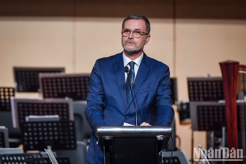 Olivier Brochet, embajador de Francia en Vietnam, interviene en la cita.