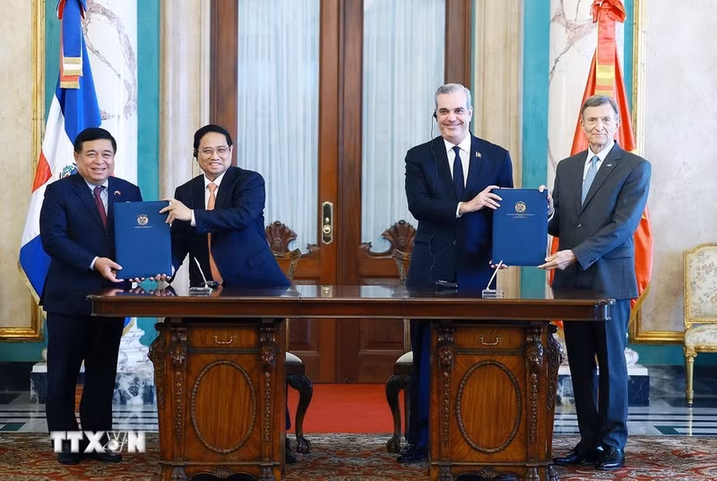 El primer ministro vietnamita, Pham Minh Chinh, y el presidente de la República Dominicana, Luis Abinader Corona, presencian la firma de un Memorando de Entendimiento para establecer un Comité conjunto para impulsar la cooperación comercial y técnica entre ambas naciones. 