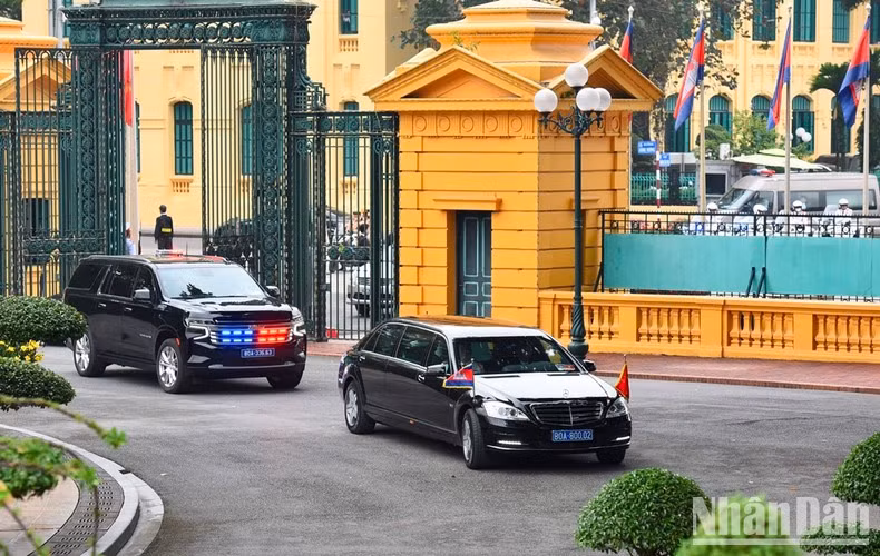 El primer ministro camboyano y su comitiva llegan al Palacio Presidencial.