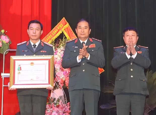 El coronel general Phung Si Tan entrega la Orden de Protección de la Patria de tercera clase al VNMAC (Foto: VNA)