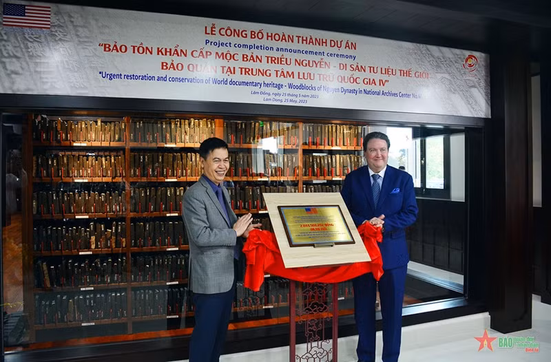El embajador de Estados Unidos en Vietnam, Marc Knapper (derecha), asiste a la ceremonia (Foto: VNA)