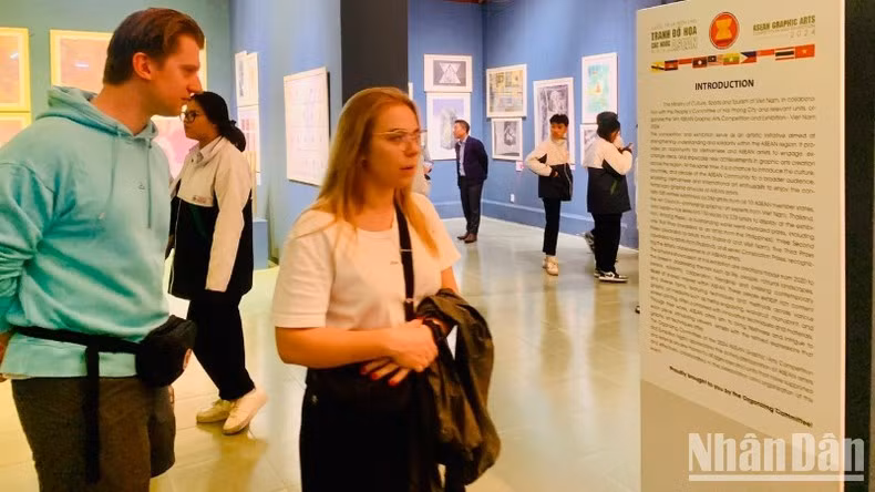 Inauguran exposición de pintura gráfica de la Asean 2024 ảnh 3 Inauguran exposición de pintura gráfica de la Asean 2024 ảnh 3