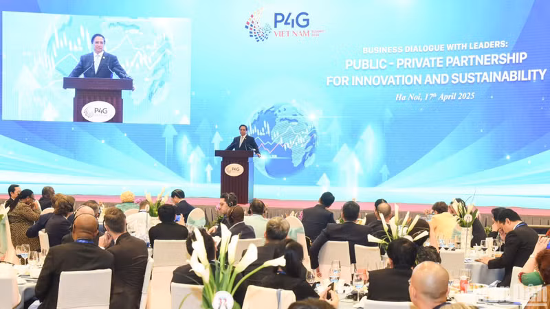 El primer ministro vietnamita, Pham Minh Chinh, habla en el evento. (Foto: VNA)