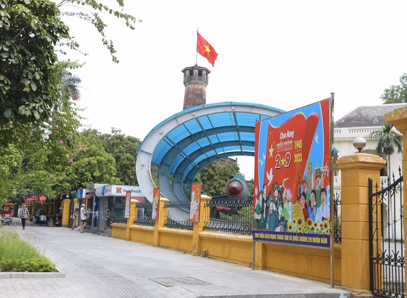 Panel de bienvenida por el 78 aniversario de la Revolución de Agosto (19 de agosto) y el Día Nacional (2 de septiembre) se coloca al frente del Museo de Historia Militar, en la calle de Dien Bien Phu, distrito de Ba Dinh. Panel de bienvenida por el 78 aniversario de la Revolución de Agosto (19 de agosto) y el Día Nacional (2 de septiembre) se coloca al frente del Museo de Historia Militar, en la calle de Dien Bien Phu, distrito de Ba Dinh.