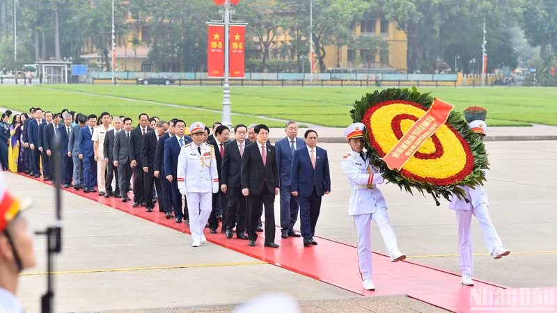 La corona de flores por ofrendar al altar lleva escrito: “Infinito agradecimiento al gran Presidente Ho Chi Minh - Asamblea Nacional de la República Socialista de Vietnam de la XV legislatura – Séptimo período de sesiones”.