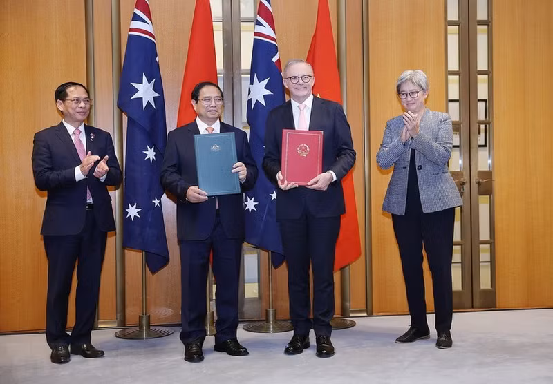 El primer ministro de Vietnam, Pham Minh Chinh, y su homólogo australiano, Anthony Albanese, presentan la Declaración Conjunta sobre la mejora de las relaciones bilaterales al nivel de Asociación Estratégica Integral. (Foto: VNA)