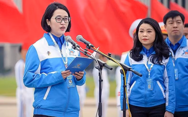 La profesora asociada y doctora Dao Viet Hang, directora adjunta del Centro de Endoscopia del Hospital de Universidad de Medicina de Hanói, en nombre de todos los jóvenes del país, informa al tío Ho sobre los resultados alcanzados en los movimientos juveniles durante el período 2017- 2022.
