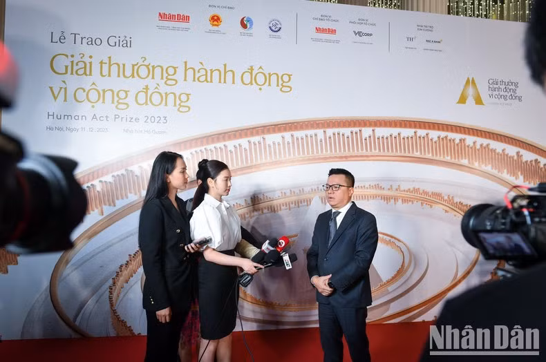 Le Quoc Minh, presidente-editor del periódico Nhan Dan, subjefe de la Comisión de Comunicación y Educación del Comité Central del Partido, presidente de la Asociación de Periodistas de Vietnam y jefe del Comité Organizador, concede una entrevista a la prensa sobre el evento.