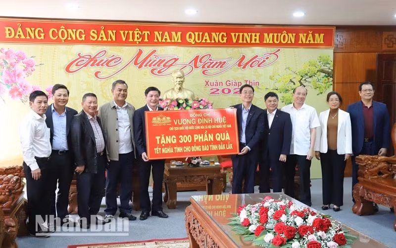 Entrega simbólica de 300 obsequios al pueblo de la provincia de Dak Lak. (Foto: Nhan Dan)