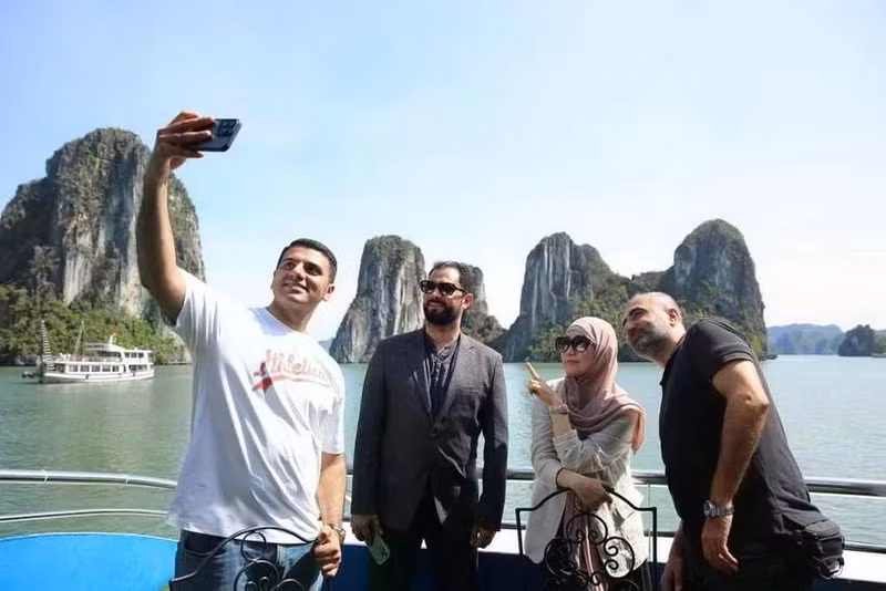Turistas Halal en la Bahía de Ha Long, en la provincia de Quang Ninh. (Foto: VNA)