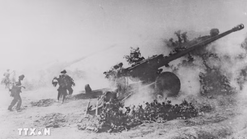El 28 de marzo de 1975, la artillería del Ejército de Liberación bombardea de manera intensiva el aeropuerto militar de Da Nang. (Foto: VNA)
