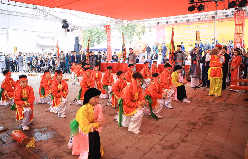 Los bisoños artistas se concentran para garantizar un espectáculo de baile más hermoso. Los bisoños artistas se concentran para garantizar un espectáculo de baile más hermoso.