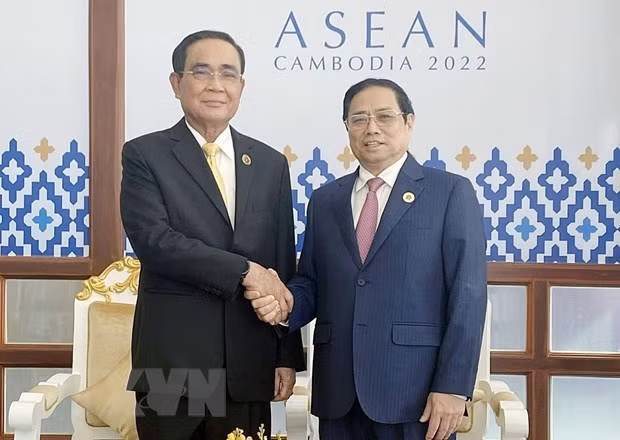 El primer ministro tailandés, Prayut Chan-o-cha, y su par vietnamita, Pham Minh Chinh, en una reunión efectuada al margen de la 40 y 41 ª Cumbres de la Asean y en Phnom Penh (Fotografía: VNA)