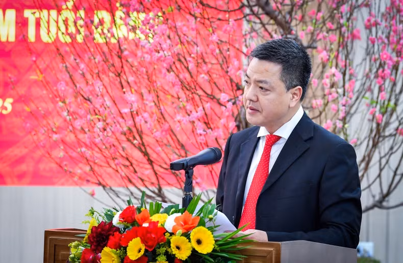 Phan Huy Thang, subjefe del Comité de Organización del Partido del periódico Nhan Dan, anuncia la decisión de entregar las las insignias por 40 y 30 años de membresía del PCV.