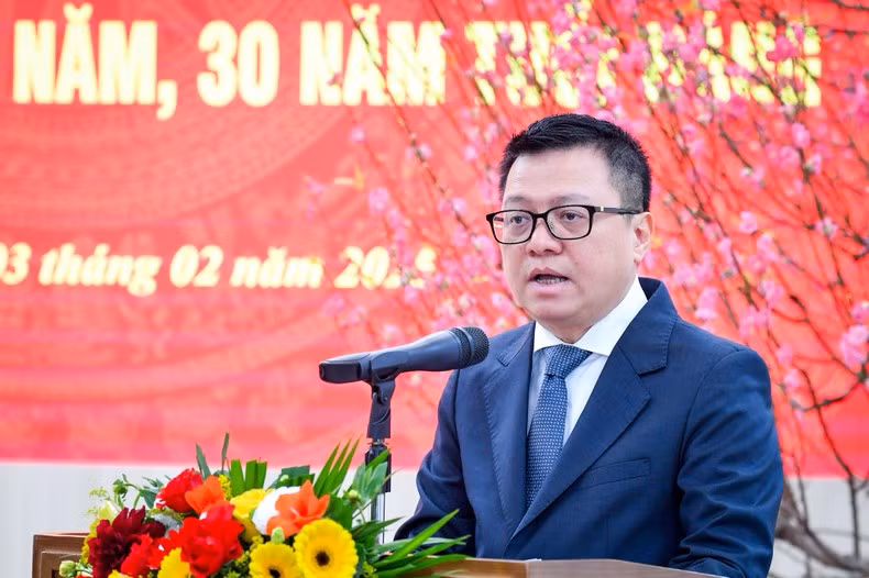 Le Quoc Minh, presidente-editor y secretario del Partido del periódico Nhan Dan, pronuncia un discurso en la cita.