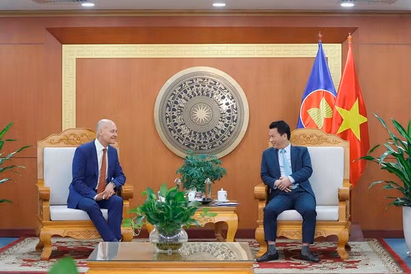 El ministro de Recurso Naturales y Medio Ambiente de Vietnam, Dang Quoc Khanh, y el embajador de Países Bajos en Vietnam, Kees van Baar. (Foto: VNA)