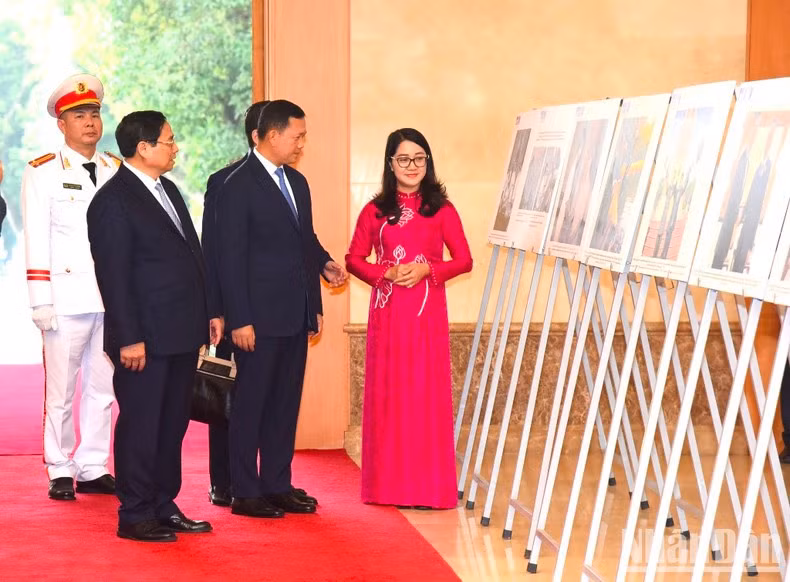 Ambos premieres visitan una exposición fotográfica sobre las relaciones entre los dos países.