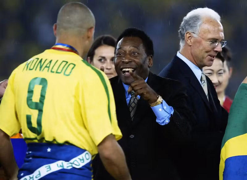 La felicidad de Pelé al ver a Brasil levantar nuevamente el trofeo de la Copa del Mundo en 2002. (Fotografía: David Cannon/Getty Images)